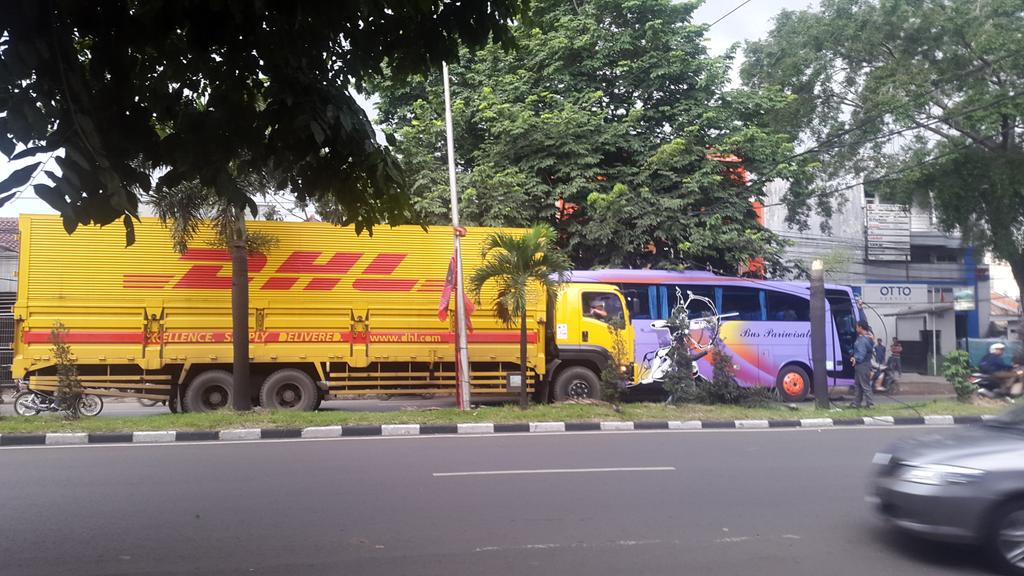 cosmic_541's tweet photo. @PRFMnews truk Box kuning menumbangkan pohon dan kabel listrik di jl BKR https://t.co/L98EuPBtZK
