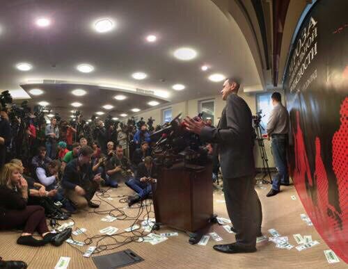 Неиллюзорный намек для Яшина: во время презентации доклада о Кадырове его забросали долларамиridus.ru/news/213388