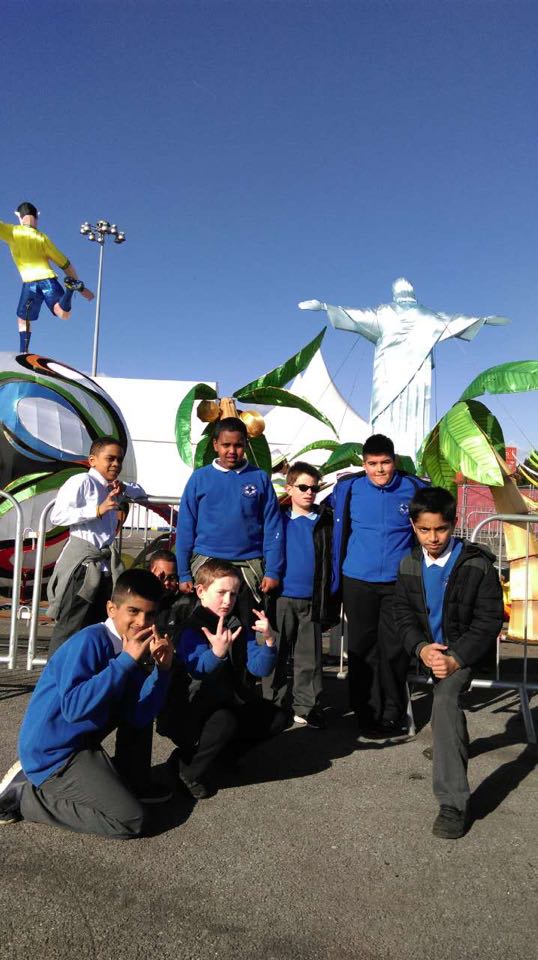 UKALF2015's tweet photo. what a lovely day in #traffordcentre . kids from #StLukeprimaryschool loves these lanterns. https://t.co/2hx3IMidJx