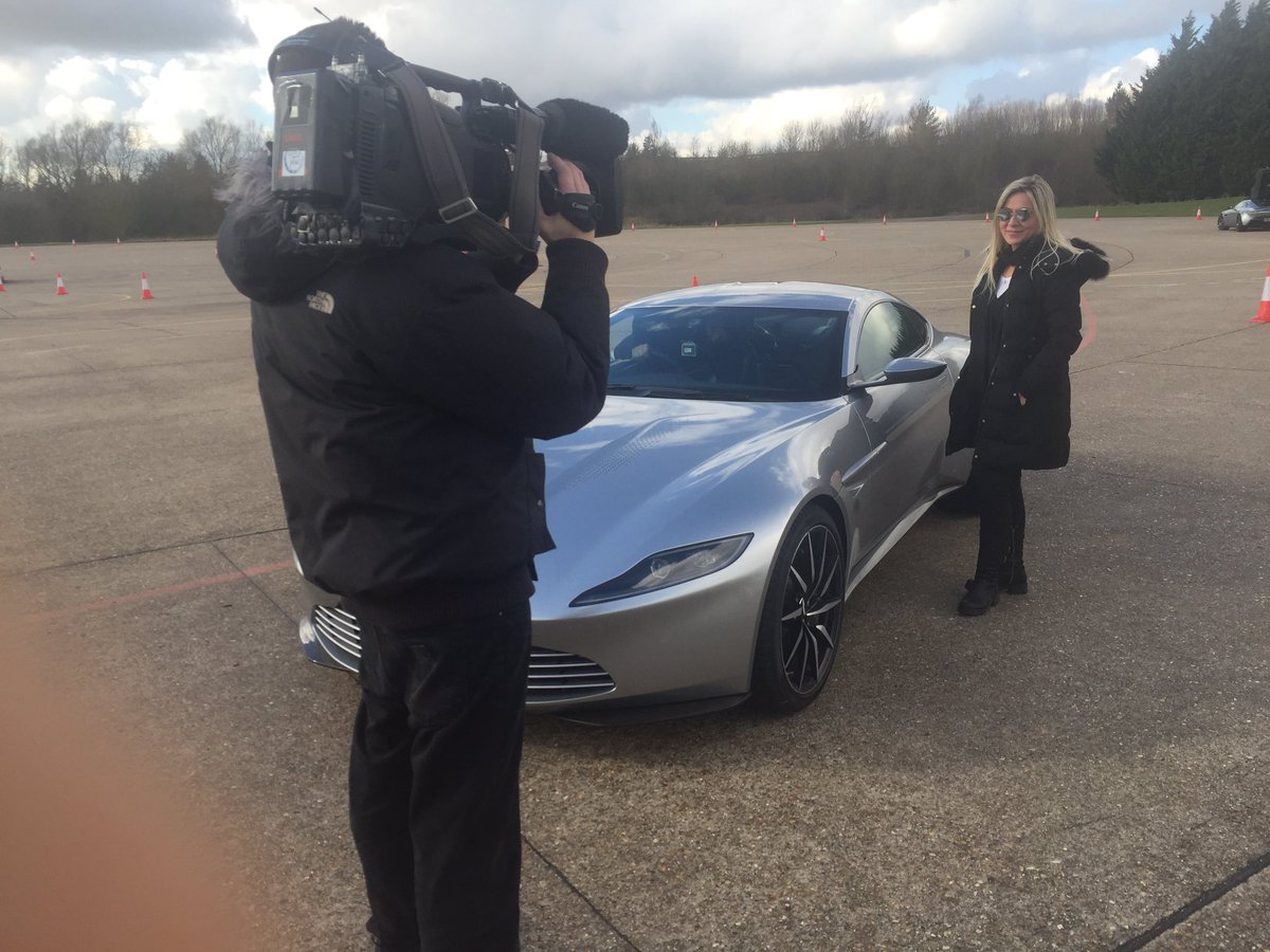 SavinaConfaloni's tweet photo. #JamesBond #Millbrooks in pista a provare l'Aston Martin stuntcar DB10 di Spectre @corriere_motori @danielesparisci https://t.co/beelLeL0jR