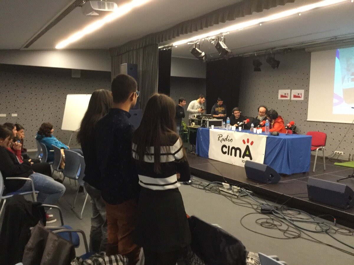 imasonfp's tweet photo. Mucha presencia de #PAE contando sus proyectos de #ProducciónAUDV en @radiocima1 @CIFPponferrada #CimaCIFP https://t.co/iXDQ3nB990