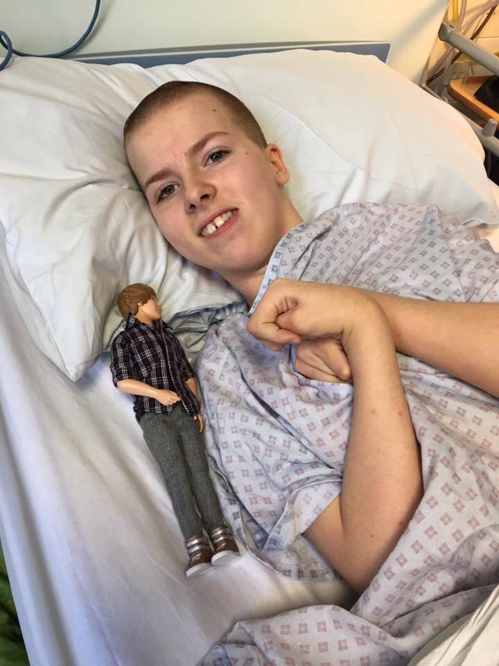 TerriiRaee's tweet photo. Ellie ready for her fourth brain surgery. Doctors are letting her take @justinbieber in with her ❤️ #JustinBieber https://t.co/ZZCvfuzNJM