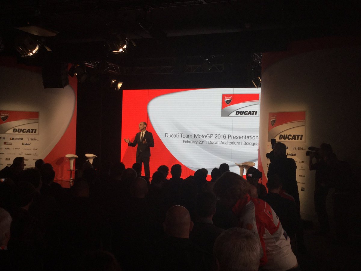 REVaddicted's tweet photo. #Ducati #Domenicali apre la presentazione ufficiale della nuova #MotoGP #Desmosedici #live @motorionline https://t.co/hs4z7Iogyp