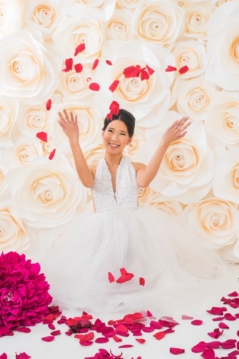 MaretsDesigns's tweet photo. Paper flower wall and bridal bouquet. All hand made with paper. https://t.co/rIeBlNAwNR
