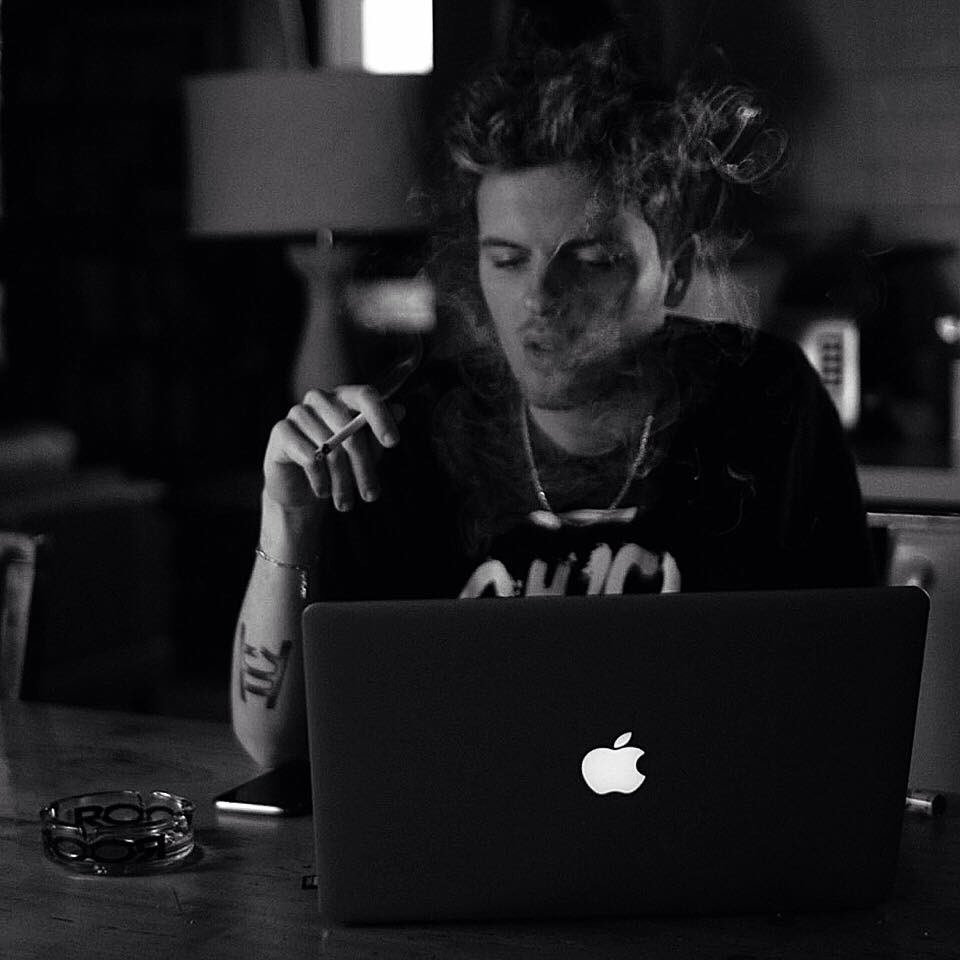Honiro's tweet photo. Alle h.14:00 esce "FALLI FUORI" il nuovo lyric video di SAC1 estratto da "Supreme". https://t.co/nzQ76RQ755