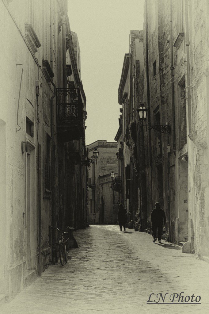 FdCPhoto's tweet photo. Ancient street.. #lecce #salento #apulia #vicolo #photography #photo #Canon #blackandwhitephotography #fdcphoto https://t.co/nAXKnnTPUQ