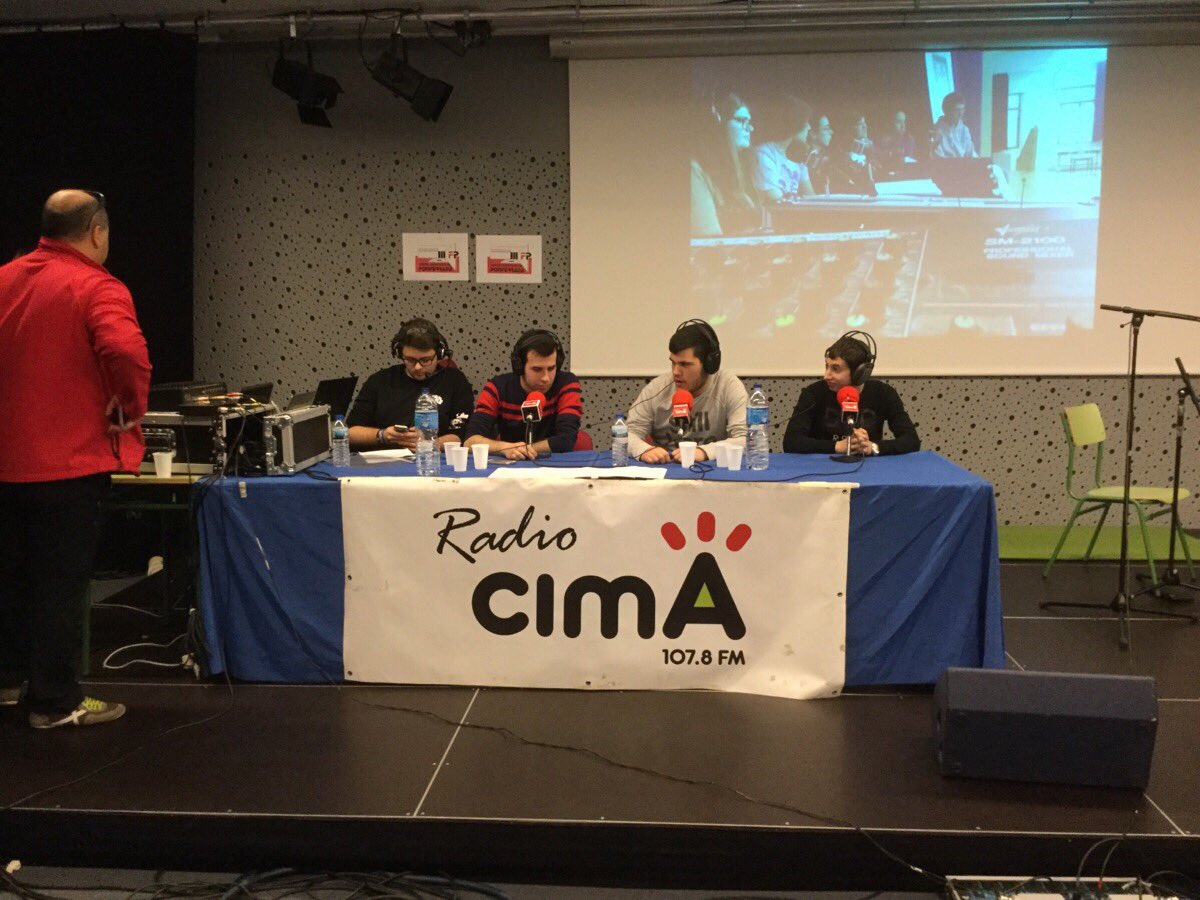 CIFP_PONFERRADA's tweet photo. El equipo de @radiocima1 explica su trayectoria y experiencia en la radio. #CimaTour en @CIFPponferrada #CimaCIFP https://t.co/39BkwRGLOT