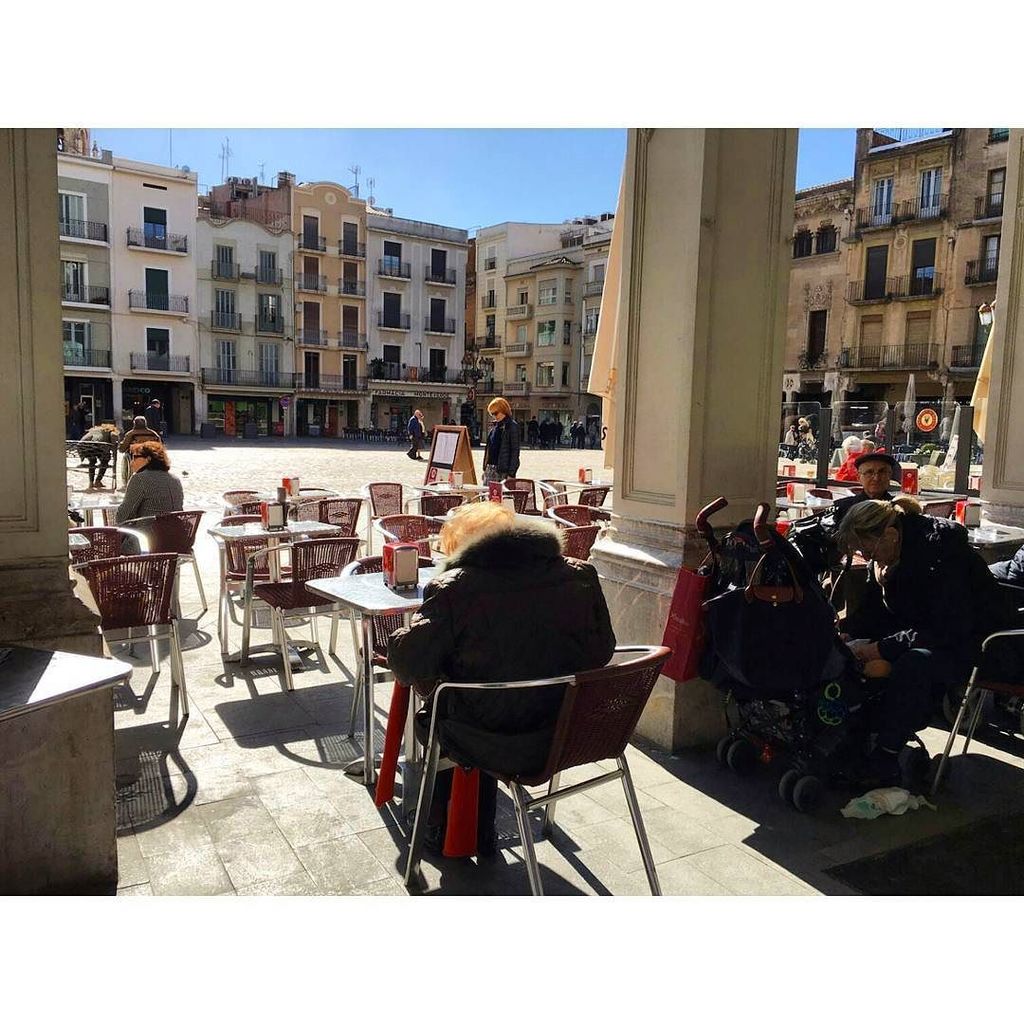 CafedeReus's tweet photo. N'hi ha que aprofiten el sol a la nostra terrasseta al centre de Reus! Veniu i gaudiu de les vistes mentre degusteu… https://t.co/uWWLtuhFfM