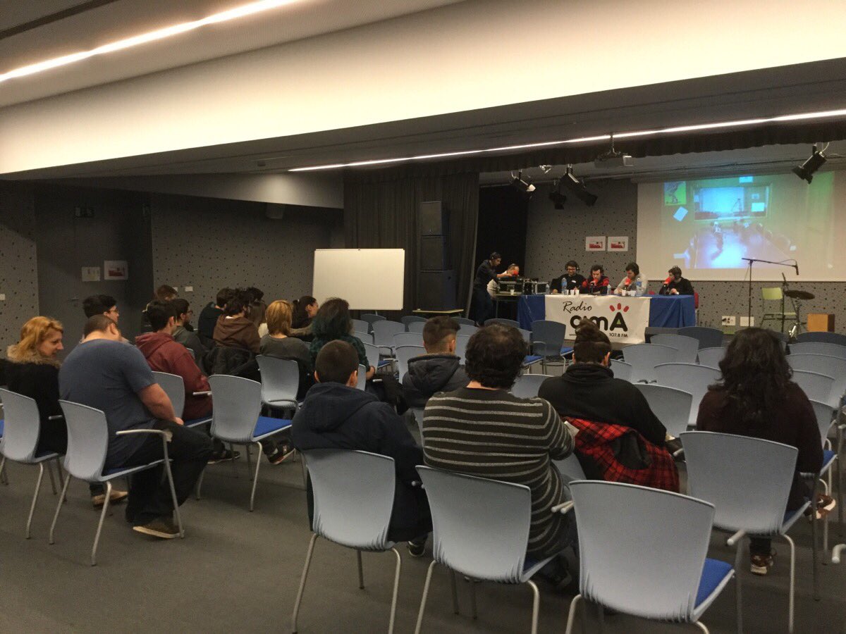 CIFP_PONFERRADA's tweet photo. L@s alumn@s de #DAW de InformáticaCIFP viviendo la radio en directo con @radiocima1 @CIFPponferrada #CimaCIFP https://t.co/5N5WdJOFzq