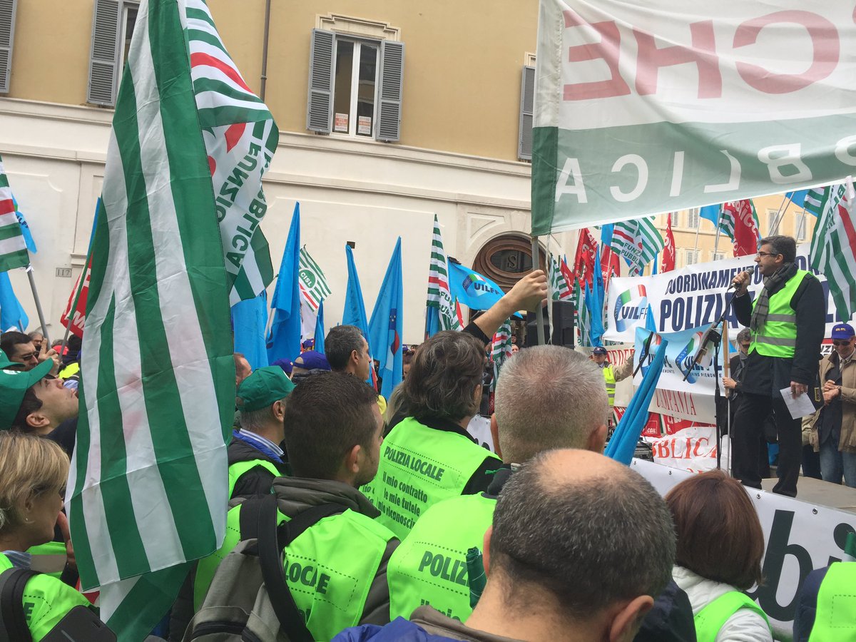 cislfp's tweet photo. discriminazione tra forze che assicurano #sicurezza e #legalità e' una vergogna! Riconoscimento per #polizialocale https://t.co/WMtMv2SrWm