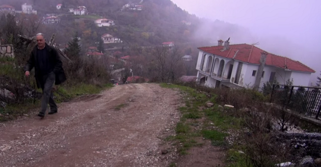 Com’è vivere in un villaggio abbandonato che sprofonda (in Grecia) linkiesta.it/it/article/201…