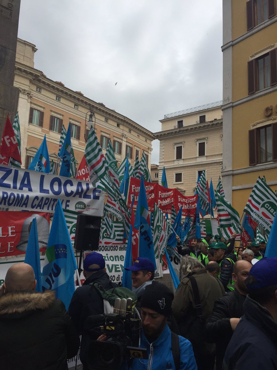 manuf84's tweet photo. @veneziatoday @nuova_venezia manifestazione nazionale polizia locale Roma https://t.co/2q0IVBuYuY