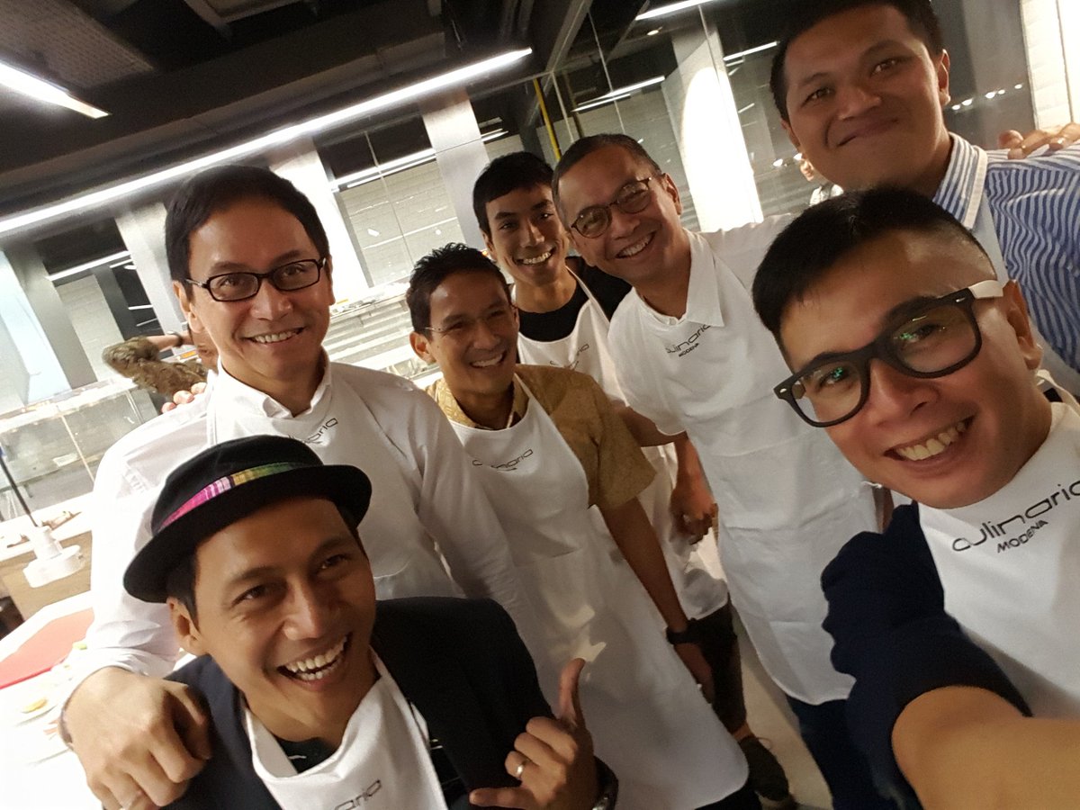 SiOdie's tweet photo. Masak2an &amp; makan2 bareng @nugietrilogy @karfianda @addiems @Toto_B2W @sandiuno @HendySetiono #letspacklunch https://t.co/5AqPuGfnGf