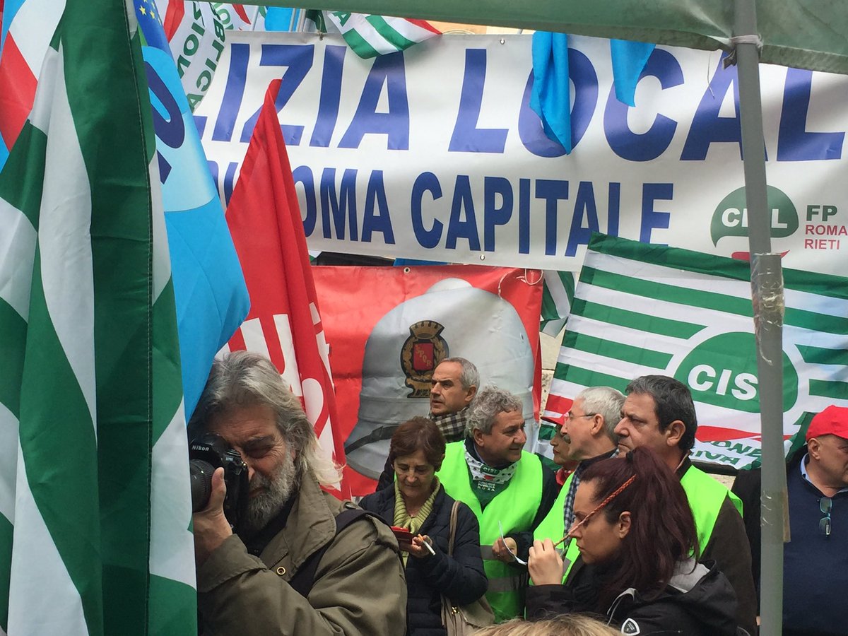 cislfp's tweet photo. #polizialocale in piazza per #diritti #ruolo #contrattosubito, dopo fischi i parlamentari incontreranno delegazione https://t.co/ECPCFErMfV