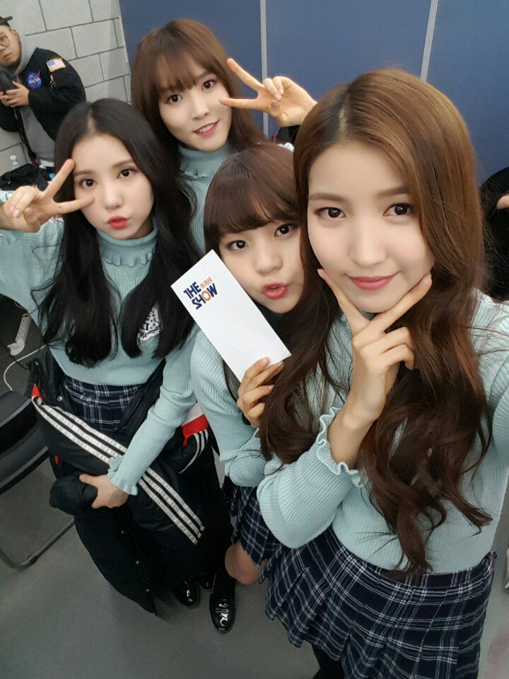 사랑받을수록 예뻐지는~ 🌟자체발광🌟 #여자친구 의 무대 빨리 보고  싶네요! 오늘은 MC 예린과 스페셜MC신비 끝까지 함께해주세요! <a href="/GFRDofficial/">여자친구 GFRIEND</a>  #더쇼 #THESHOW #THESHOW韩秀榜