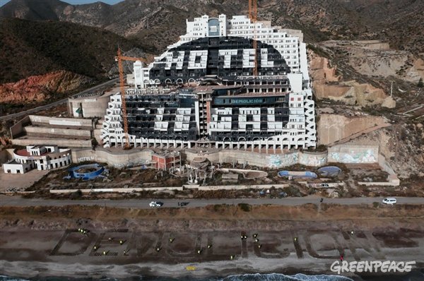lavozdealmeria's tweet photo. .@greenpeace_esp escribe "demolición” en 1.500 m2 de arena en la playa de #ElAlgarrobico https://t.co/z1a4BPdSNB https://t.co/ubG7sok6sR
