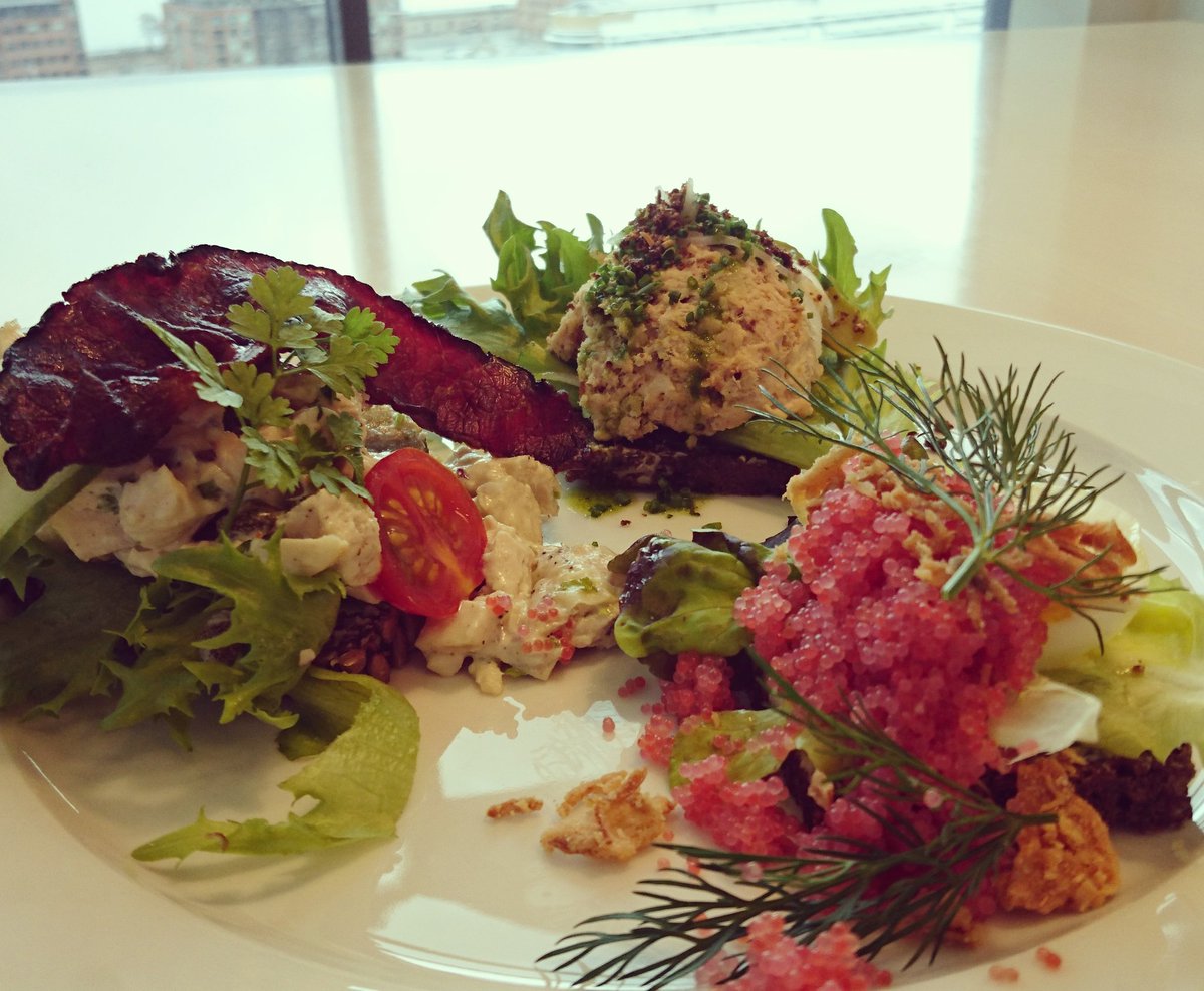 joachimrl's tweet photo. 🎶Det er ganske morsomt å spise sin mat,  når den ikke ligger i pakke men serveres på fat.. 🎶 #matglede https://t.co/5gKx7QDgHf