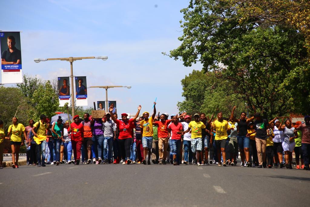TankisoKhumalo's tweet photo. The #EFF and #AND youth league join forces.

#UFS #Ufsprotests #UFSFeesMustFall #students #FreeState https://t.co/FdQoagsTEp