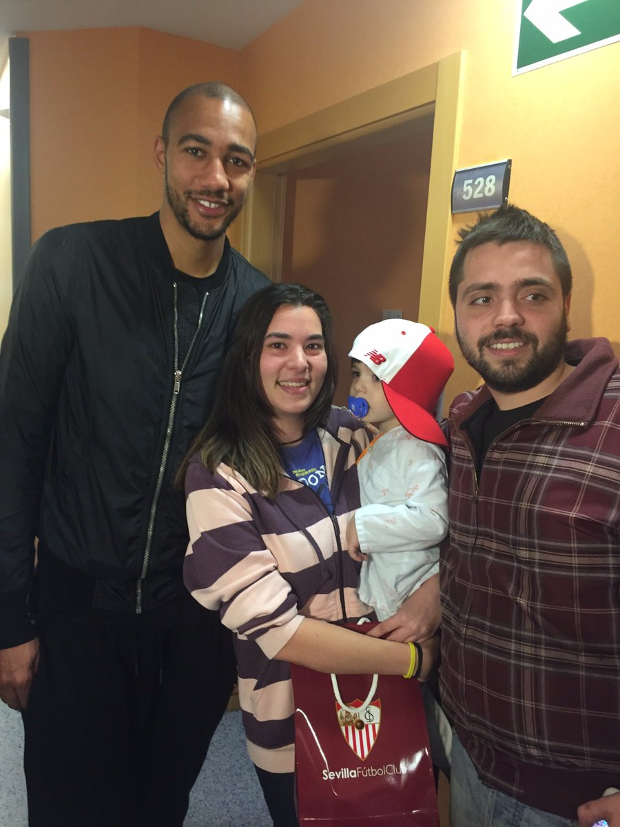 SevillaFC's tweet photo. Jugadores del #SevillaFC visitan y sorprenden con regalos a los niños del Hospital de Valme https://t.co/k1HICEb2O9