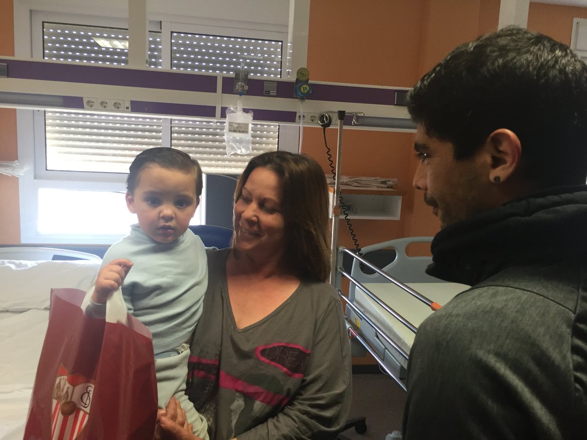SevillaFC's tweet photo. Jugadores del #SevillaFC visitan y sorprenden con regalos a los niños del Hospital de Valme https://t.co/k1HICEb2O9