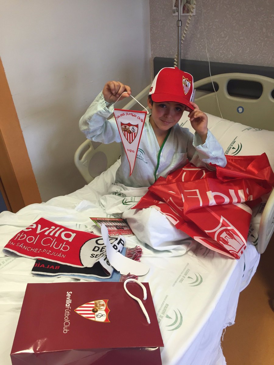 SevillaFC's tweet photo. Jugadores del #SevillaFC visitan y sorprenden con regalos a los niños del Hospital de Valme https://t.co/k1HICEb2O9