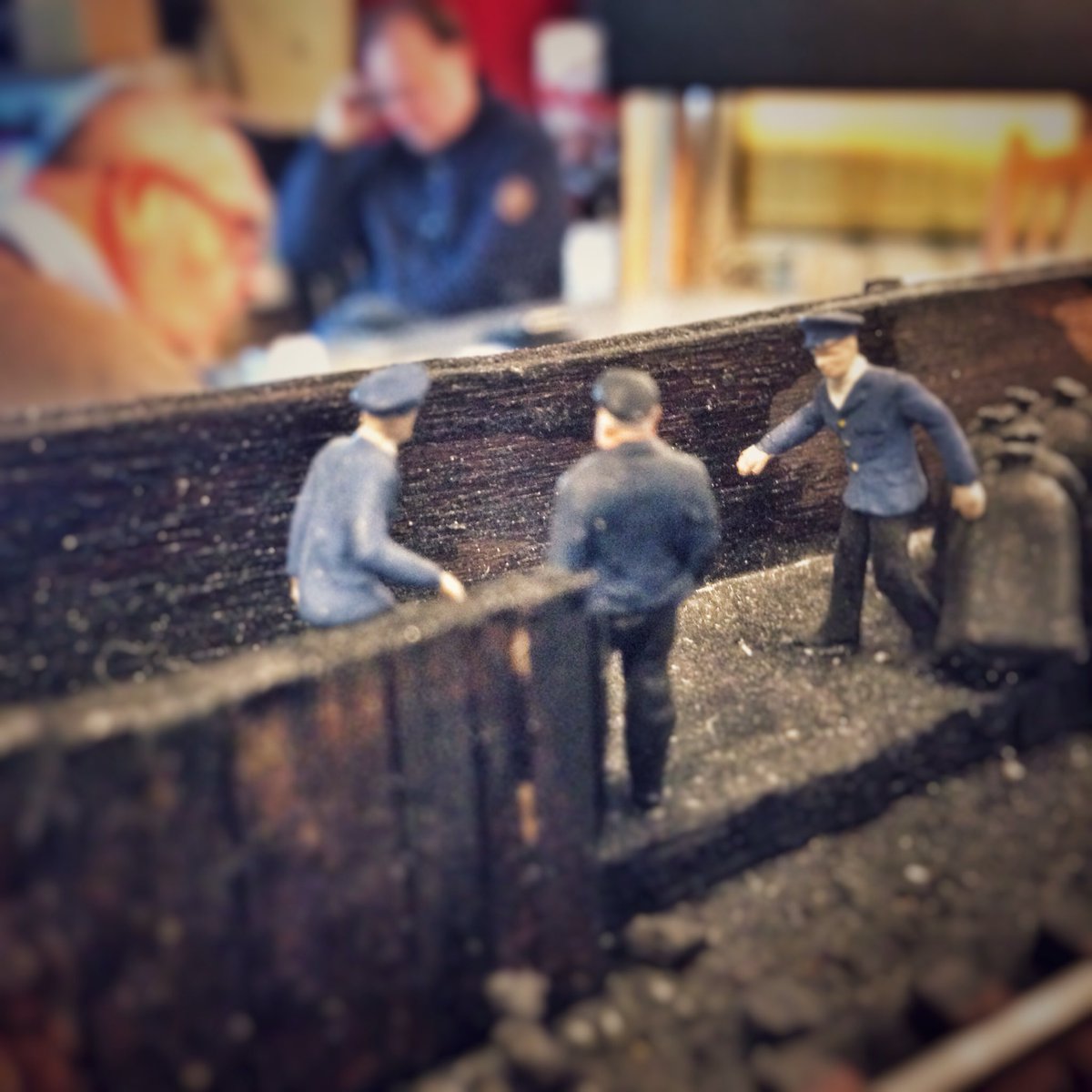 SpoorClubHuizen's tweet photo. Hardwerkende 'lui' op en bij de #modelbaan #msch #spoorlijn #Huizen https://t.co/s8YlzNJkeT