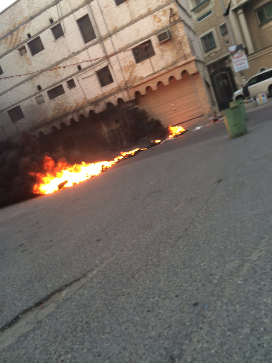 StrongActer's tweet photo. عاجل | #العوامية_تحت_النار
نزول الثوار للساحات لقطع الطرق 
بوجه القوات السعودية 
#العوامية https://t.co/bqFu02tqN6
