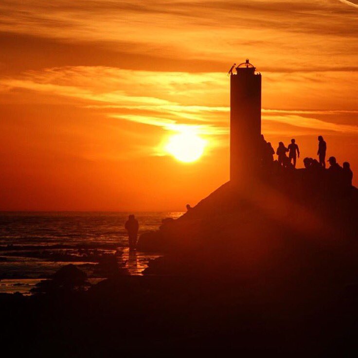 awesomemitten's tweet image. Big crowd out to witness the sunset on #LakeMichigan at Holland State Park. Photo by @shaleewanders. #mittenlove
