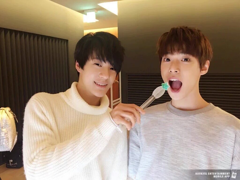MARKJENOLANDTH's tweet photo. [PIC] เจโน่ใส่เสื้อตัวเดียวกันกับน้องมาร์คด้วยค่ะ #MarkNo #SMROOKIES #NCT ❤ https://t.co/ClSa4leEwo