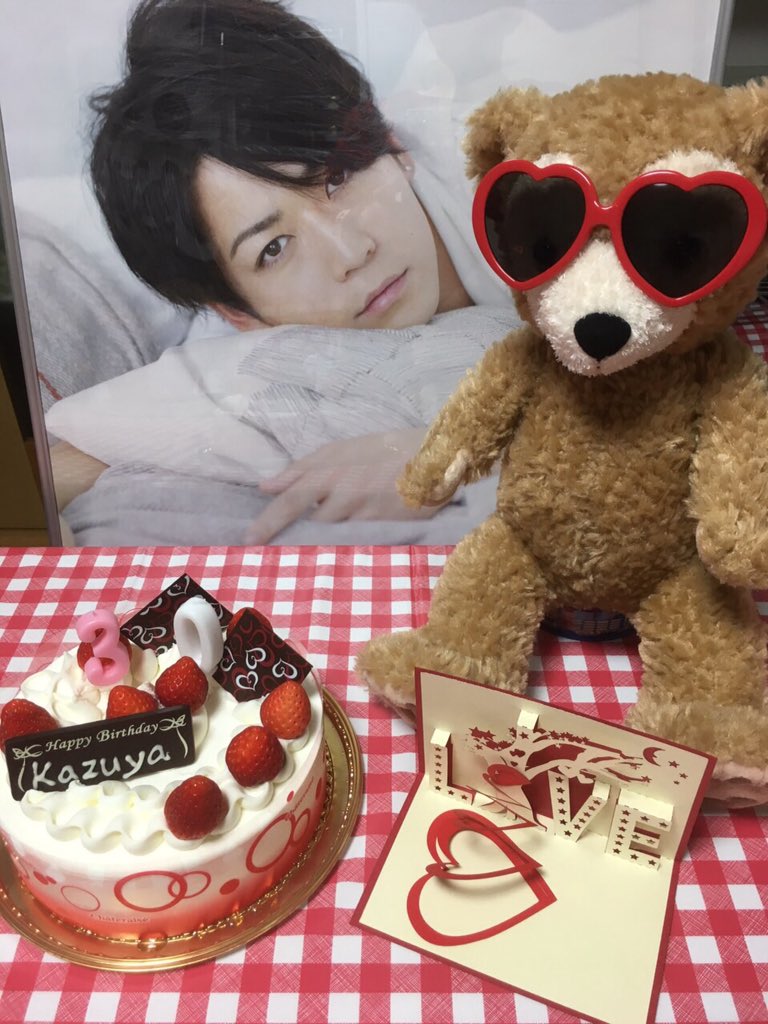 hirotan_1123's tweet photo. @hirotan_1123 
2016.2.23
亀梨くんお誕生日おめでとう🎉
今年も家族でお祝い🎂
KAT-TUN充電期間に入るけど
また再活動、新生KAT-TUNを期待して待ってます！ https://t.co/IVUlzpZ9Cr