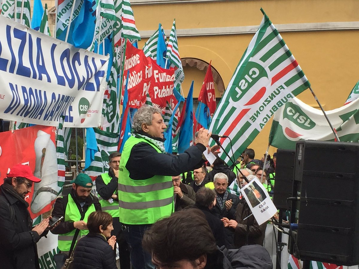 cislfp's tweet photo. Dal palco @cosentinogianca la rabbia e l'orgoglio della #polizialocale : #tutele #ruolo #identita #contrattosubito https://t.co/CvO4nnHbG6
