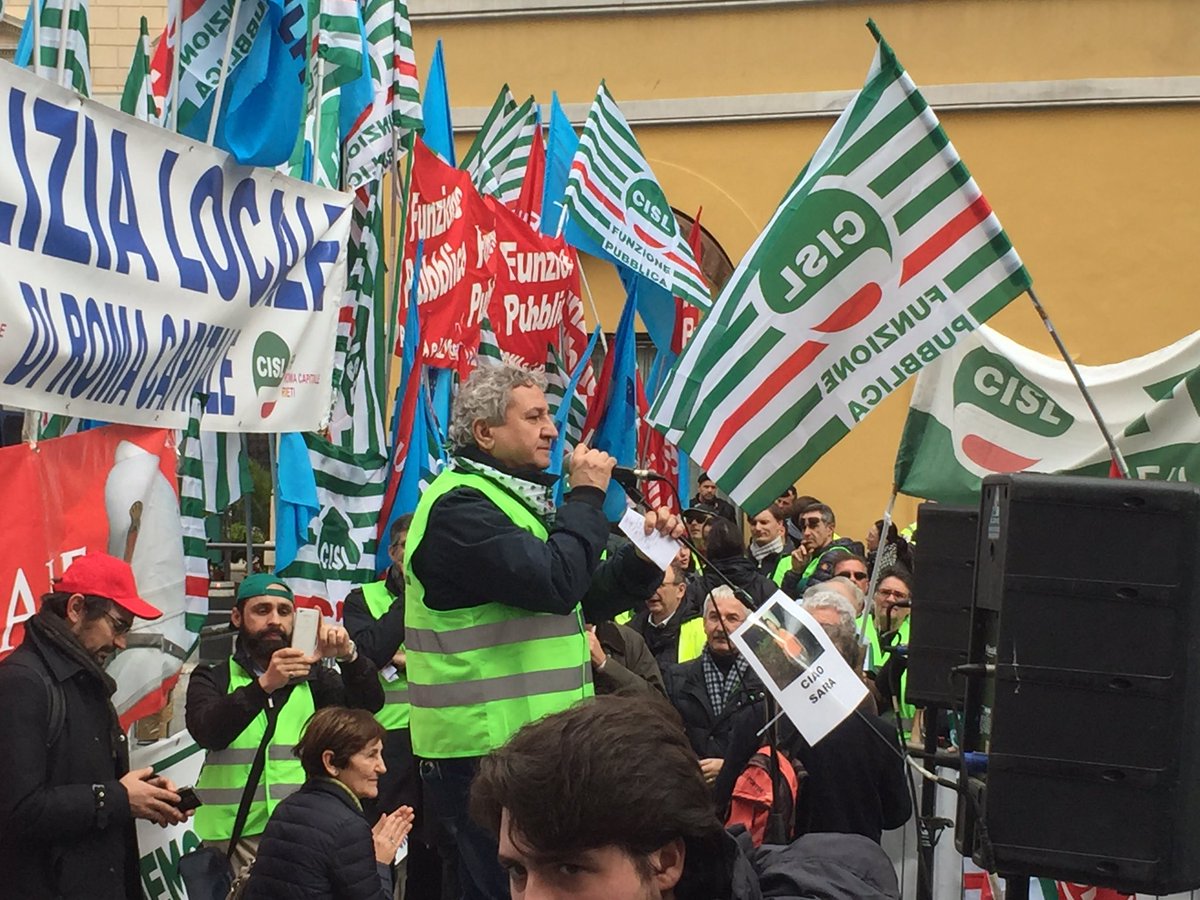 cislfp's tweet photo. Dal palco @cosentinogianca la rabbia e l'orgoglio della #polizialocale : #tutele #ruolo #identita #contrattosubito https://t.co/CvO4nnHbG6