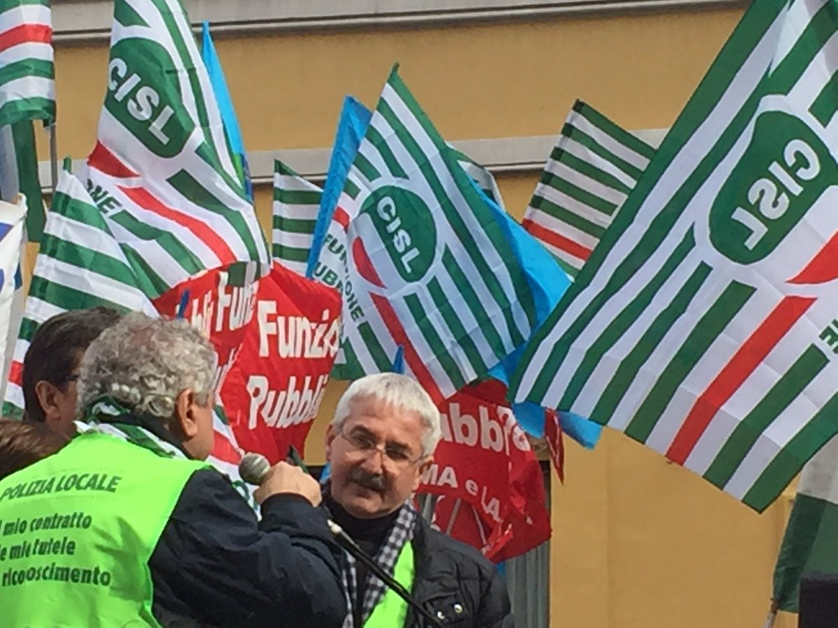 cislfp's tweet photo. Dal palco @cosentinogianca la rabbia e l'orgoglio della #polizialocale : #tutele #ruolo #identita #contrattosubito https://t.co/CvO4nnHbG6