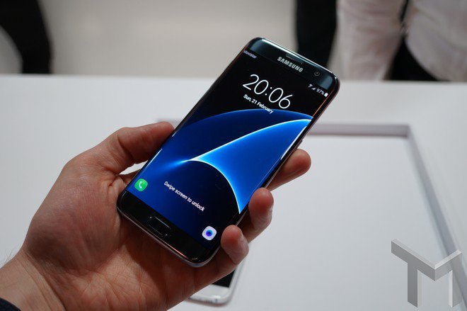 _w38_'s tweet photo. Samsung Galaxy S7 Edge, vidéo de prise en main https://t.co/BD90ZPCnMk https://t.co/0eIeu9fWBX