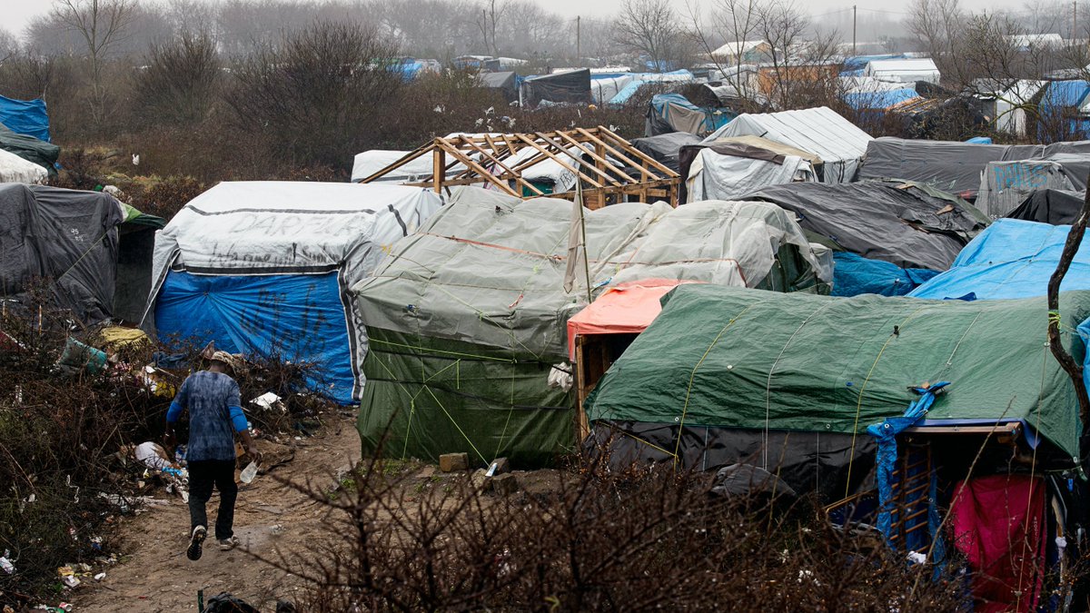 VTMNIEUWS's tweet photo. Ontruiming jungle van Calais wordt uitgesteld. https://t.co/OneGxXtuJM https://t.co/KlXi1JGwKQ