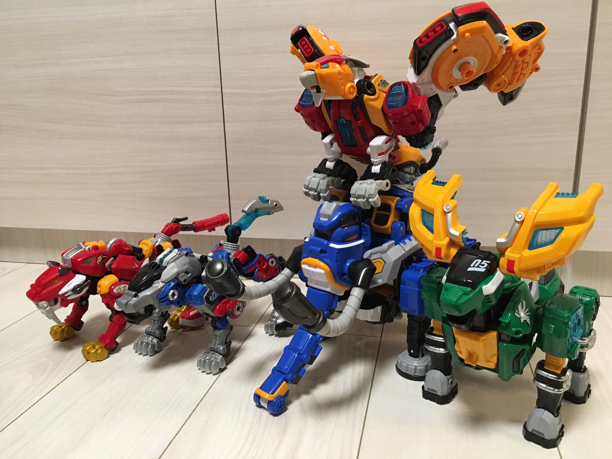 Jam 韓国のロボット玩具 バーバリアンキングをゲットー 五体のゾイド風動物型メカが変形合体 日本の戦隊モノのロボ並みのかっちりした作りで 大きくて密度感も半端ない 唯一 武器をまともに保持できないのが残念極まりない T Co