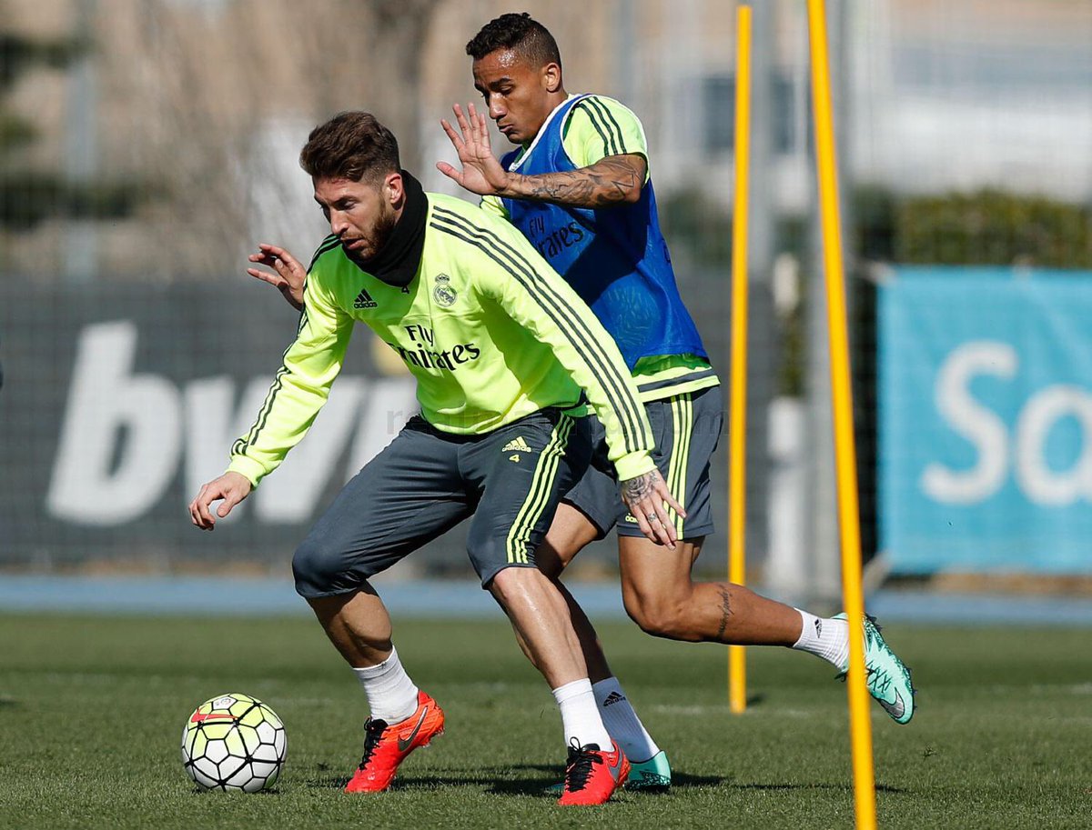 dimaszandi's tweet photo. "@RMadridInfo: Training | Ramos &amp; Danilo https://t.co/wSZmMWse2s"
