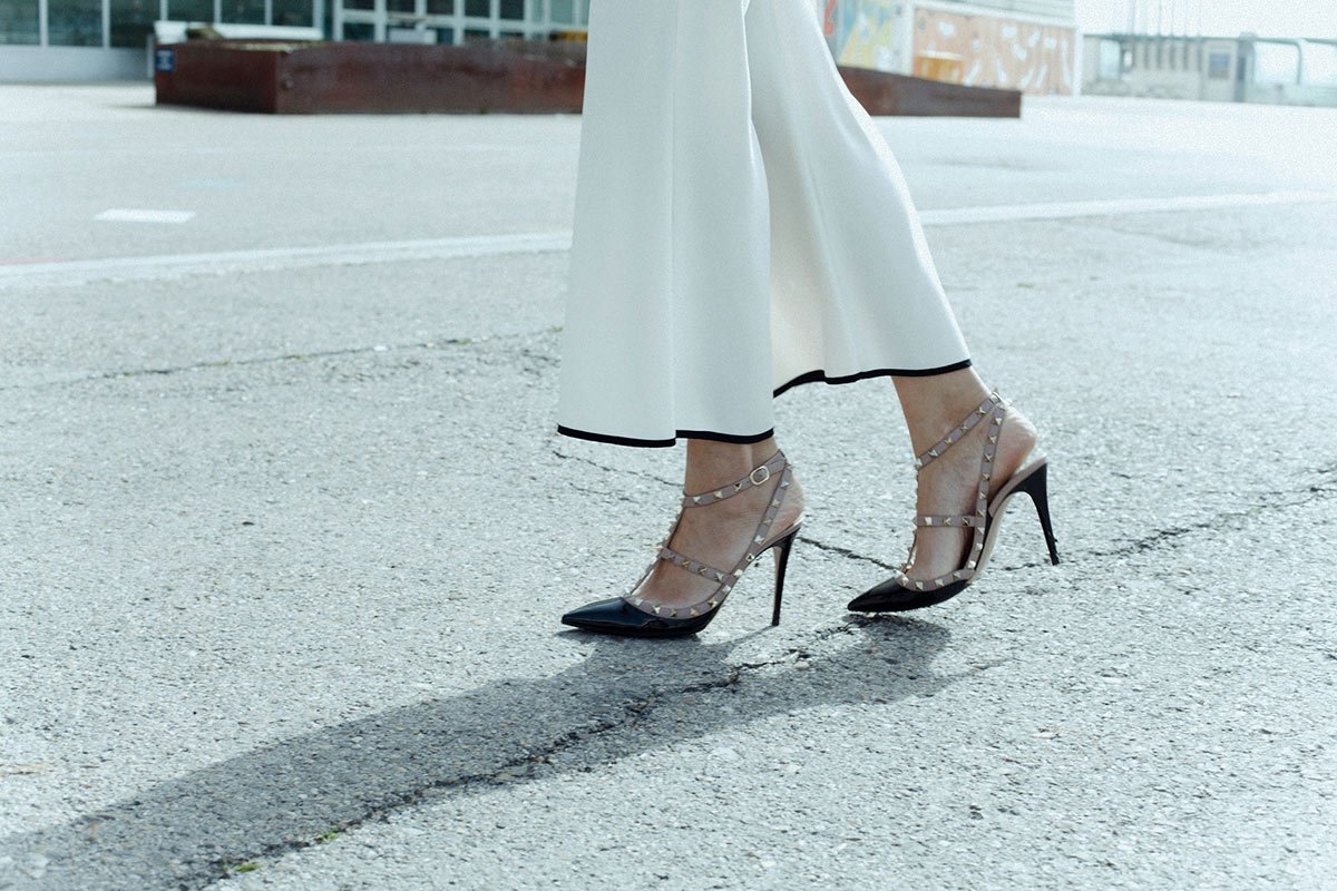 VogueSpain's tweet photo. Y tener unos tacones tan altos que parezca que puedes rozar el cielo. #StreetStyle #MBFWM16 https://t.co/755yTScl1X https://t.co/HPm0E3awhL