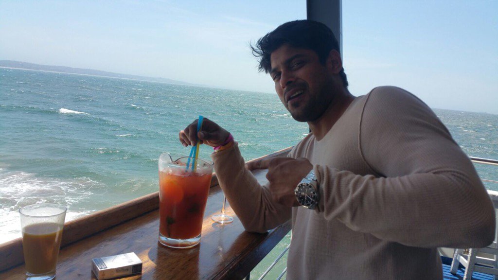 sidharth_shukla's tweet photo. Sipping by the beach https://t.co/R7qZd4V0IT