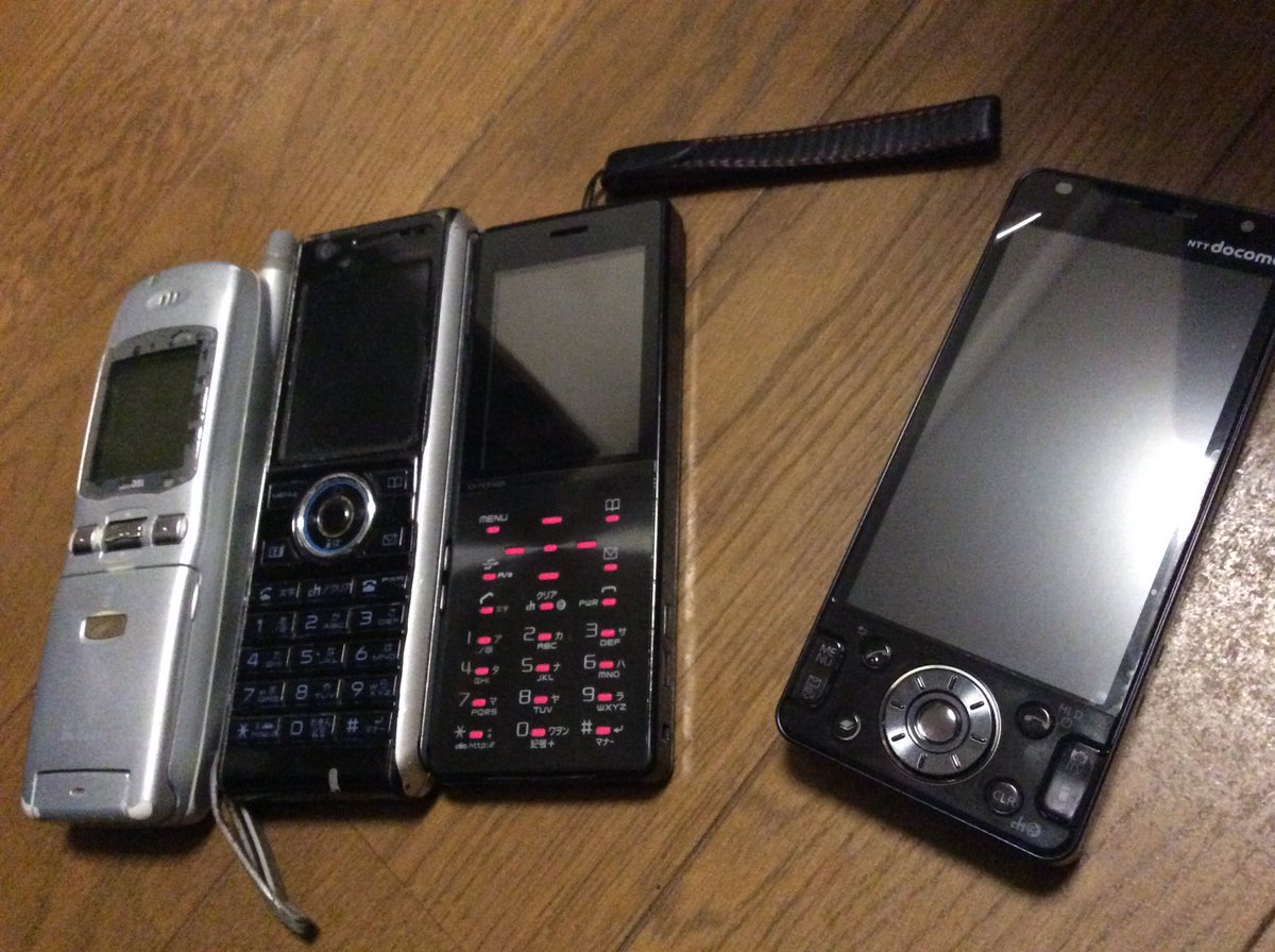 平野次郎 No Twitter 人生4台目の携帯へ これまではd 三菱電機製 でしたがp パナソニック製 へ ストレート携帯がお気に入りでしたが サポート期間も終わり電池パックも手に入らず 1日2人に電話したら即充電状態だったので仕方なく 慣れないと T