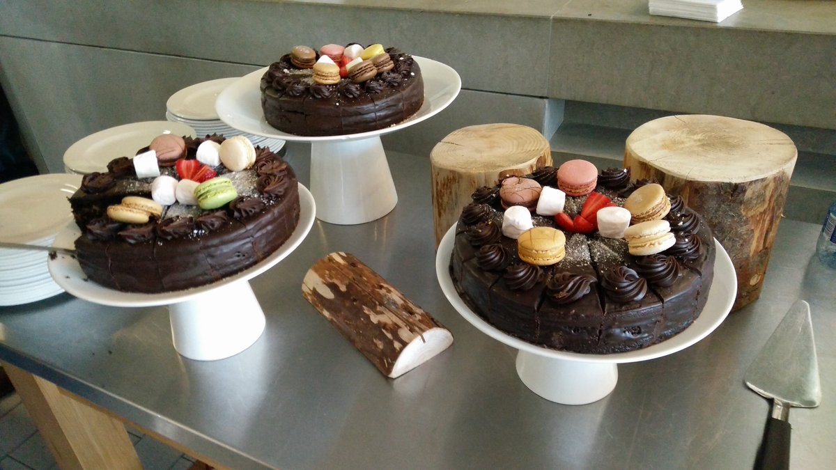 0x620x6d's tweet image. Worth it for the cake alone @IanMmmm &amp;amp; @fitz_xyz. Macaroons on chocolate. #nomnom #aws #awsenterprisesummit