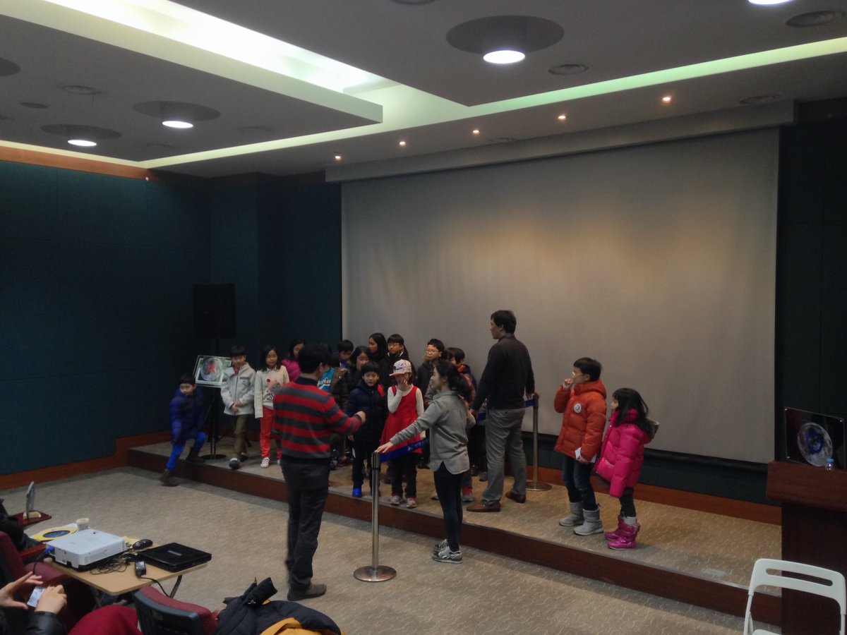 서대문자연사박물관 '아빠와 함께 달보기. 퀴즈왕 선발까지 무사히 완료.