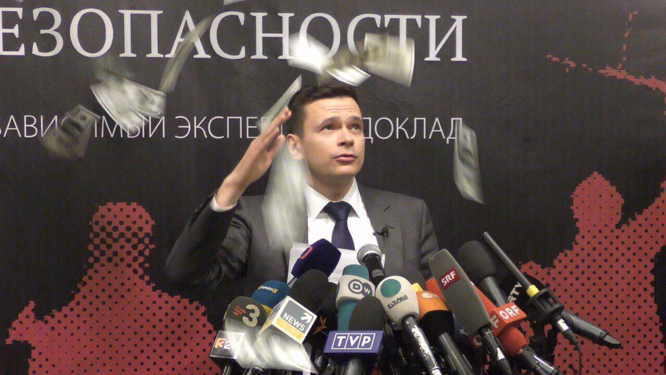 Душ из валюты: во время очередного антиправительственного митинга Яшина закидали долларами ridus.ru/news/213388