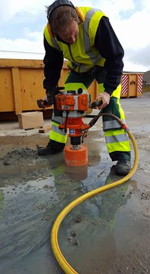 GolzBelgium's tweet photo. Betonboring 200 mm 20 cm diep zonder elektriciteit? #GÖLZ doet het weer met de #FB200 voorzien van een 2-takt-motor. https://t.co/HJw6uiz8tu
