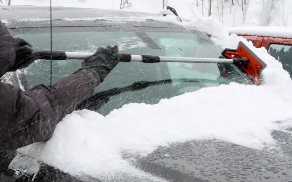 Autofile_Canada's tweet photo. A new tool to brush snow & ice off your car windows & it won't scratch them. https://t.co/fbpD3CLZQ5 #AutoAccessory https://t.co/Wuc3bvhpdu