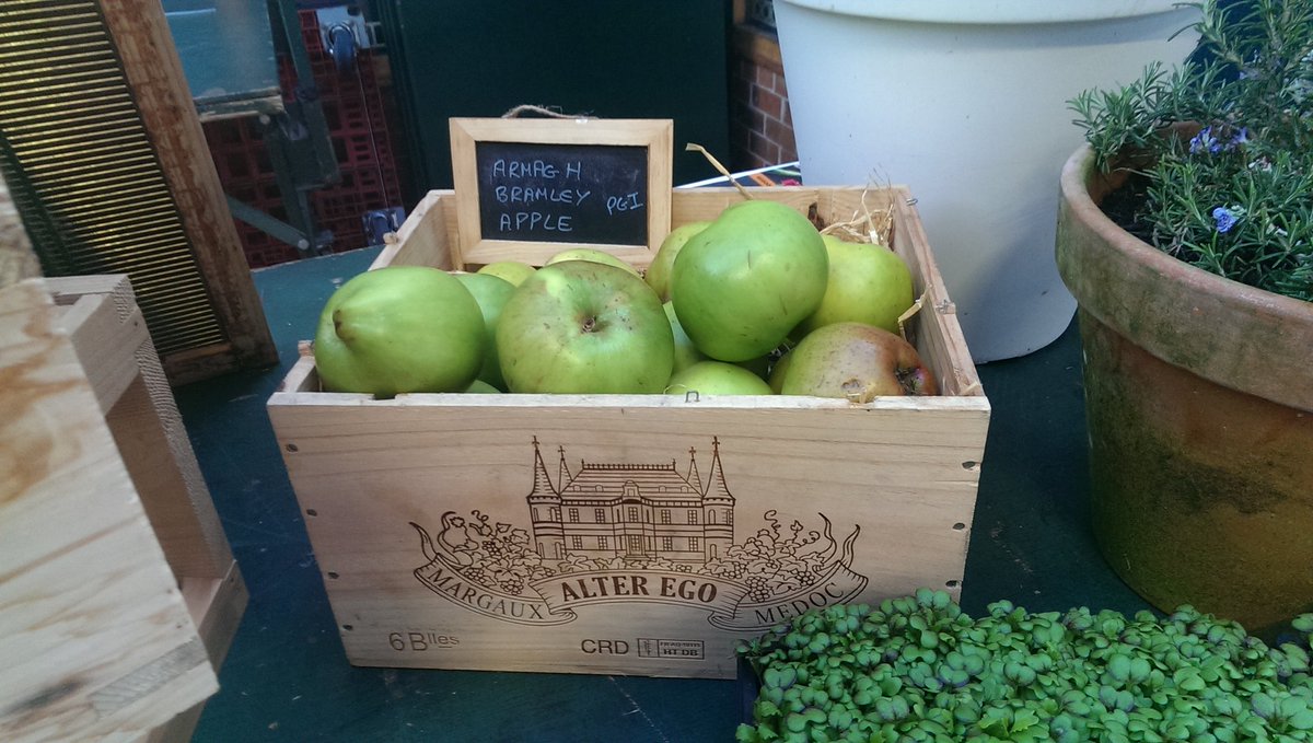 Highheeledlady's tweet photo. Beautiful exhibitor @SlowFoodNI @JillyDougan @paula_mcintyre @Belfast_Food #lovebees  #enjoyni16 https://t.co/NAe4RgRA8N