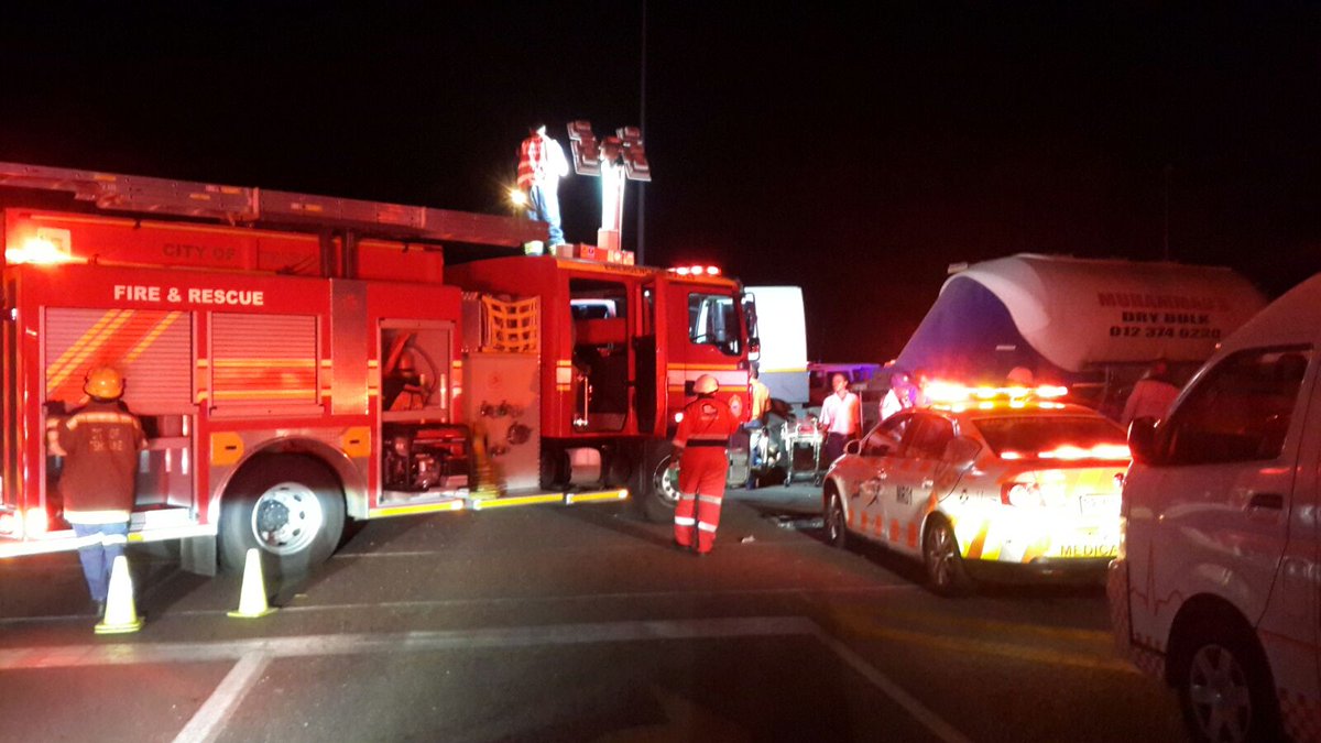 nicol3tt3000's tweet image. All services on scene at serious accident on R55 &amp;amp; Valhalla intersection, Pretoria @mattydk1 @FRACCDSP @FatalMoves