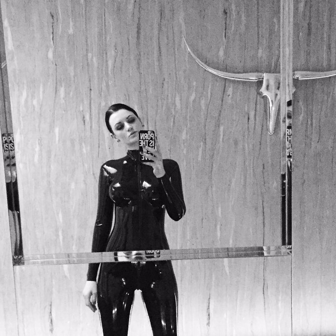 Rubber addiction... Totally in love with my new piece #rubber https://t.co/wVvMONIfX2