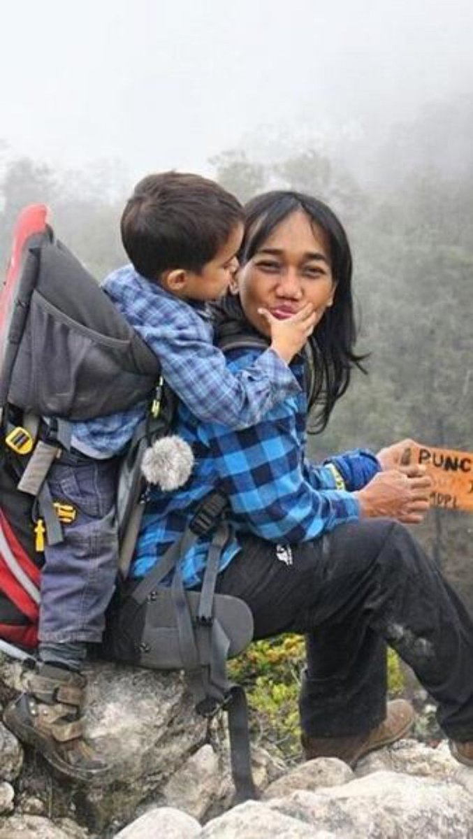 detikcom's tweet photo. Nyoman Sakyarsih, Mama Tangguh yang Ajak Anak Daki Gunung Sejak Usia 5 Bulan https://t.co/8nRkm58Yvl via @wolipop https://t.co/LnqaI1t7Aa