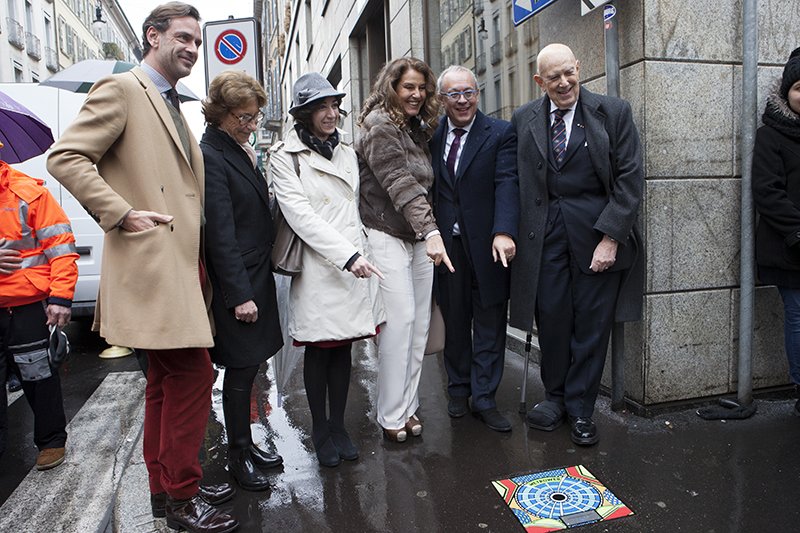 tombiniart's tweet photo. @tombiniart @OxfamItalia @cameramoda un anno fa venivano posati (24/02/2015) 24 tombini artistici griffati!!! https://t.co/GUz8MfxhXV